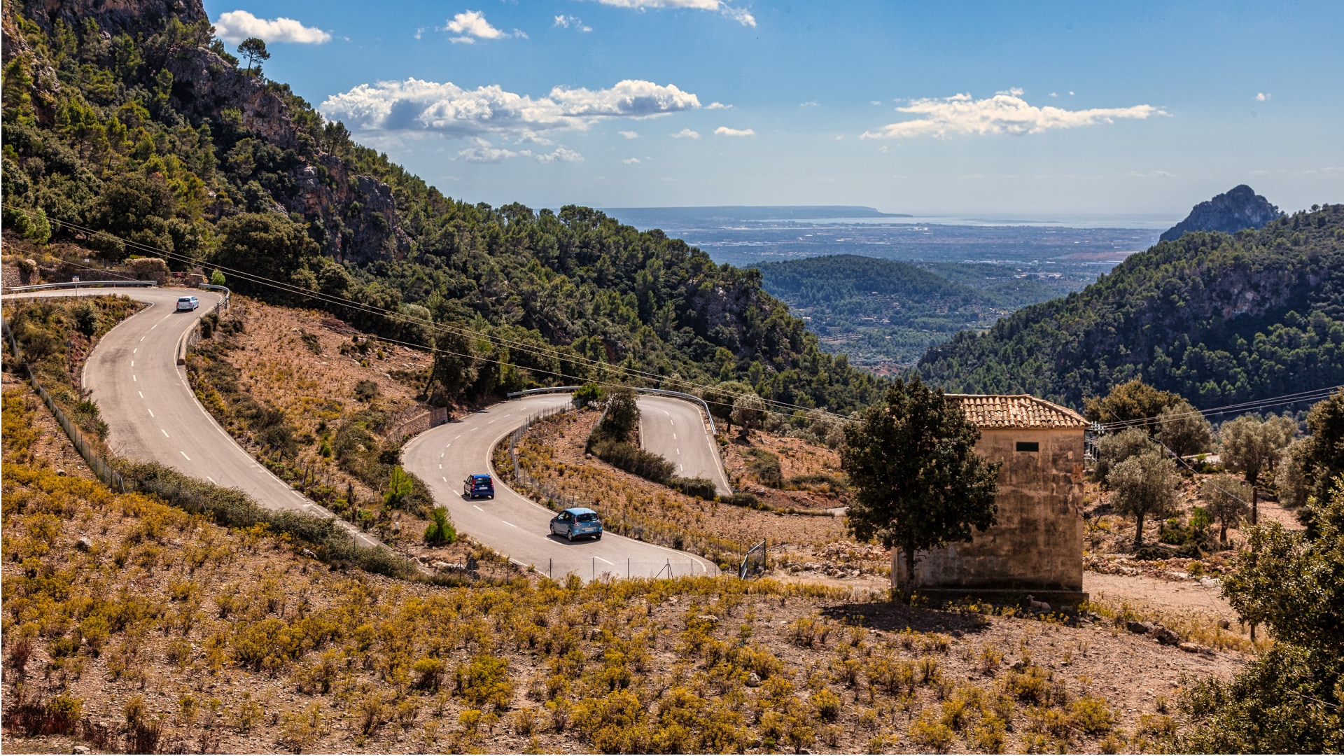 Una sinuosa carretera de montaña entre Palma y Valdemossa en la sierra de Tramuntana