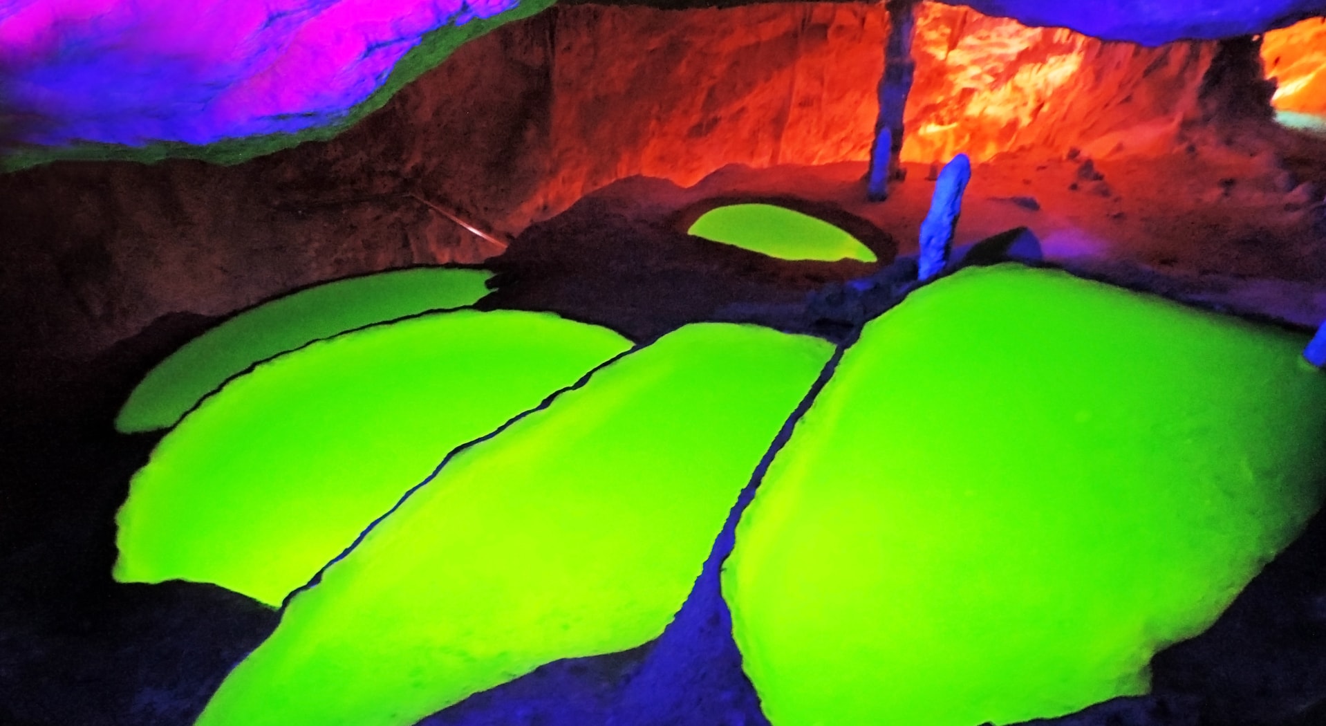 Las aguas fluorescentes de la cueva de Can Marçà en Ibiza