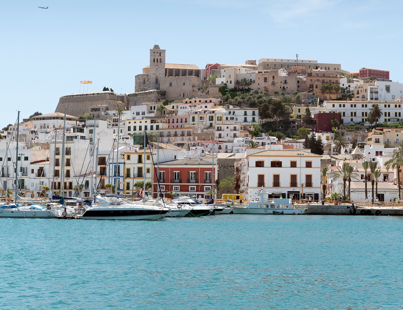 Vista de la ciudad de Ibiza desde el mar con su casco histórico Dalt Vila en la cima de la colina