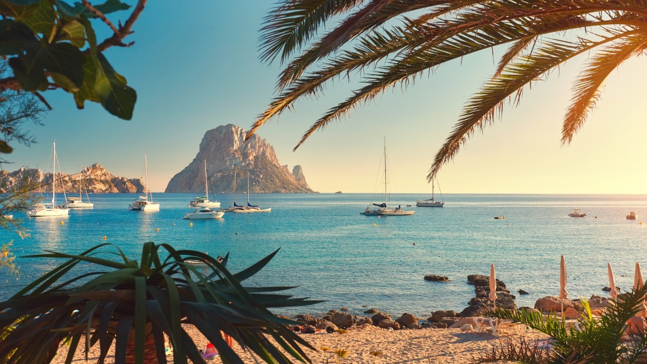 Playa Cala d'Hort con vistas a la isla de Es Vedra