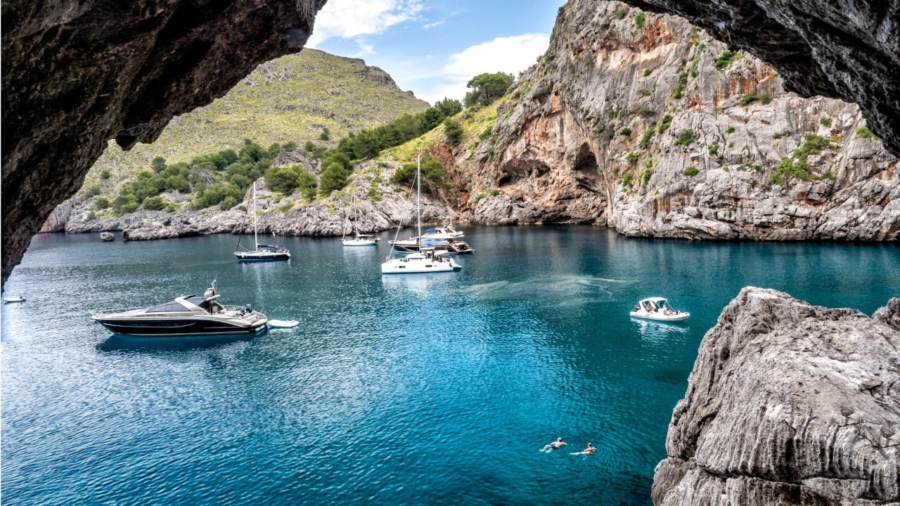 Barcos y yates en Cala Sa Calobra, isla de Mallorca