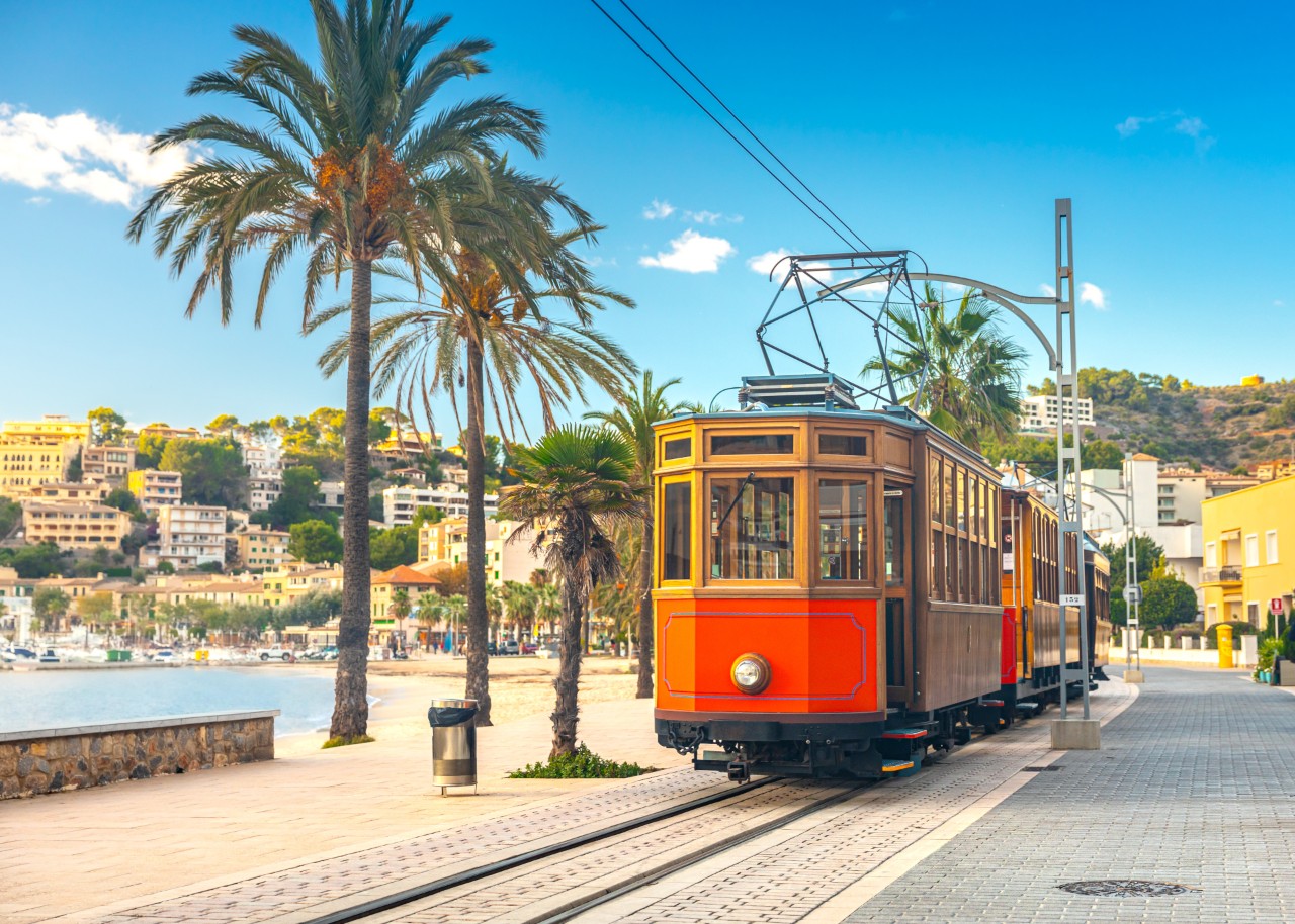 El famoso tranvía naranja que va desde Sóller hasta el Puerto de Sóller