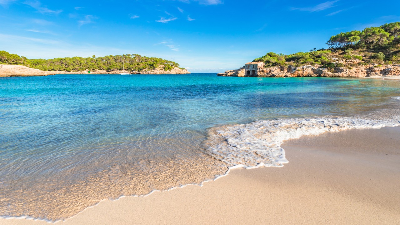 Hermosa playa de Cala S'Amarador en el Parque Natural de Mondrago en Mallorca, España