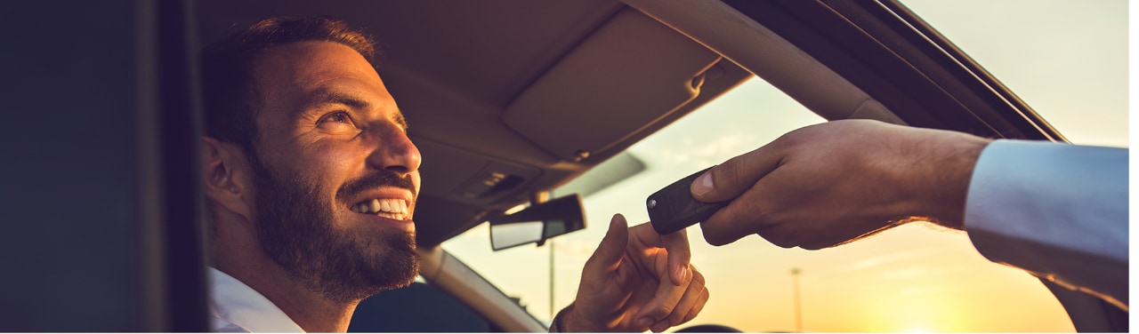 Un cliente se aleja de una oficina de Enterprise Rent-A-Car en un vehículo eléctrico alquilado.