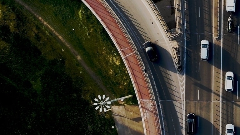 Foto aérea de autos conduciendo en una carretera.