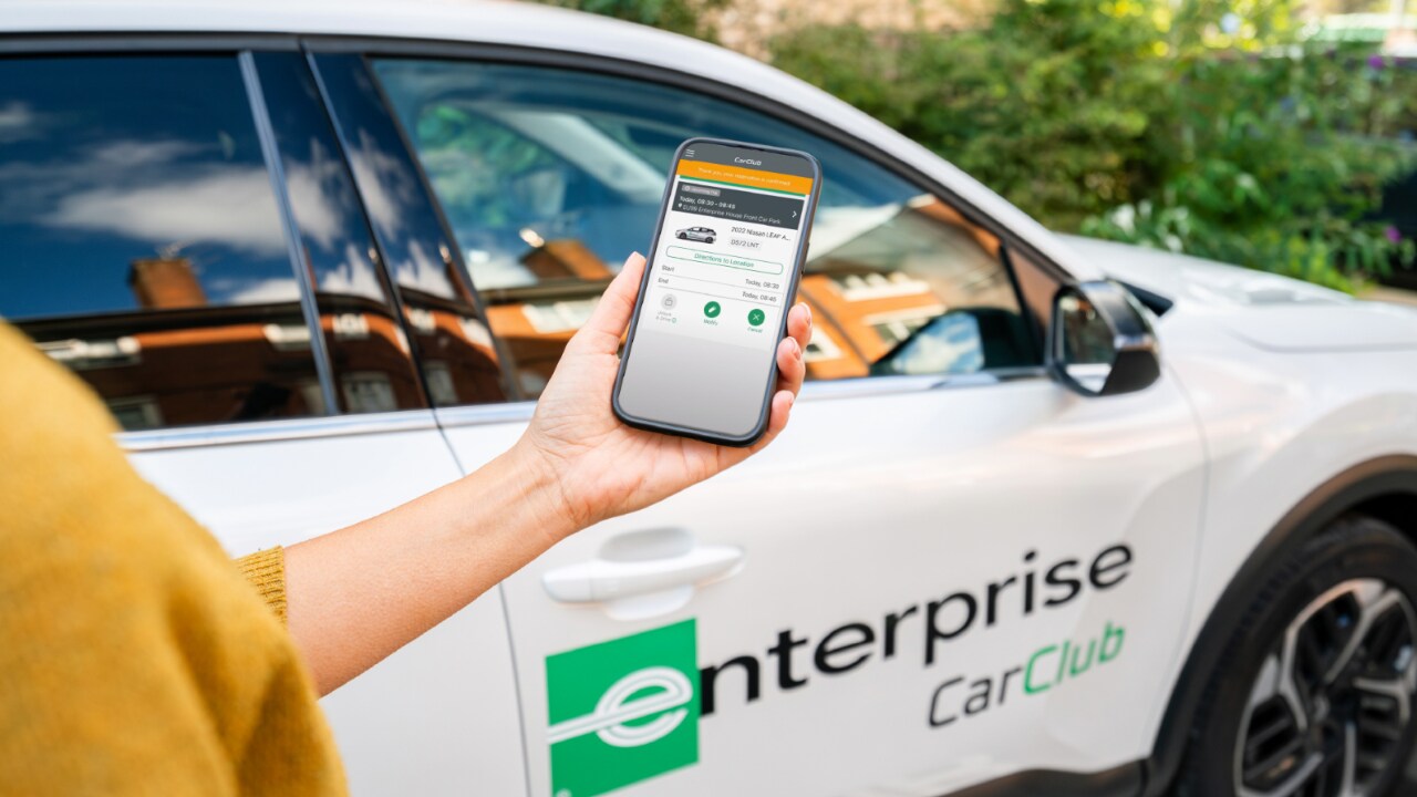 Teléfono con la aplicación Enterprise Car Club abierta.
