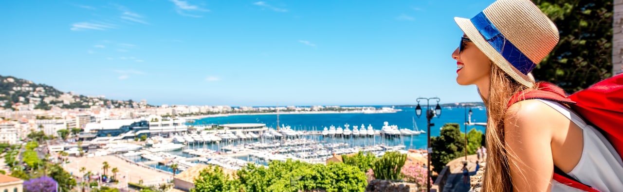 Conducción de autos a lo largo de la costa